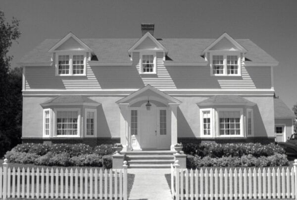 Affiche du film Pleasantville illustrant le passage du noir et blanc à la couleur, métaphore de la quête de soi face aux injonctions de perfection