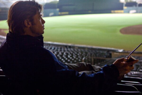 Brad Pitt dans Le stratege. Coach, seul dans le stade, il réfléchit à la pertinence de sa stratégie.