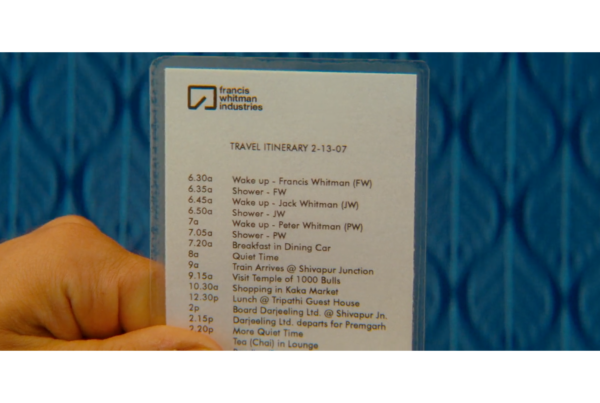 Francis Whitman contrôlant ses frères dans The Darjeeling Limited, métaphore du coaching sur le lâcher-prise et la transformation personnelle