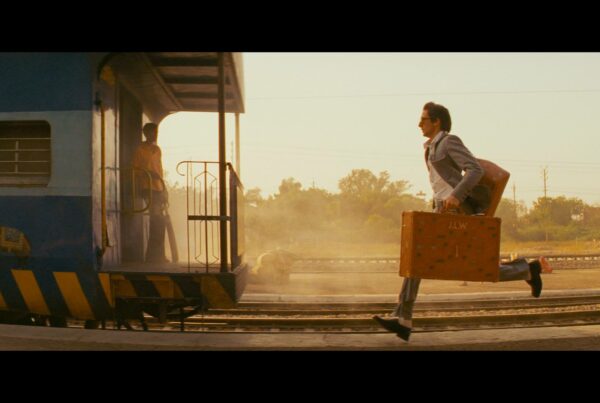 Trois frères lâchent leurs bagages symboliques, scène clé d’un film de développement personnel