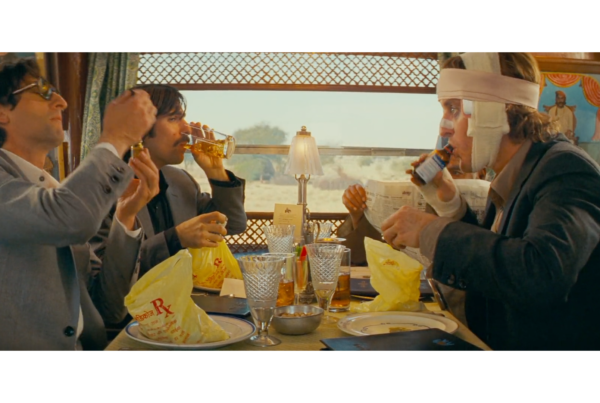 Les trois frères Whitman courant avec leurs valises dans The Darjeeling Limited, métaphore des mécanismes de défense psychologiques face à la perte