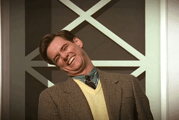 Jim Carrey dans The Truman Show franchissant la porte du décor, illustrant la quête d'authenticité et le passage du personnage joué à la vie incarnée en développement personnel
