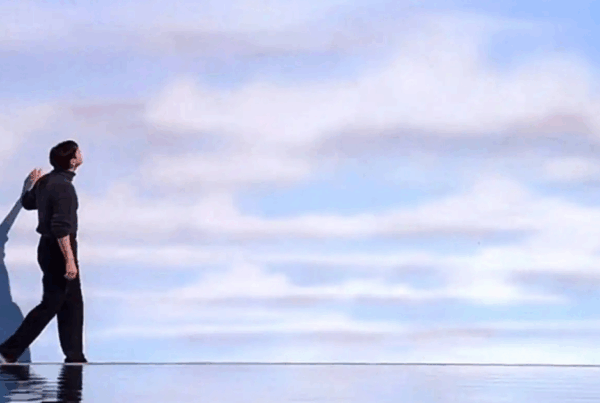 Jim Carrey dans The Truman Show touchant le mur du décor, découvrant les limites de sa bulle culturelle, illustrant le désalignement selon la pyramide de Dilts en développement personnel