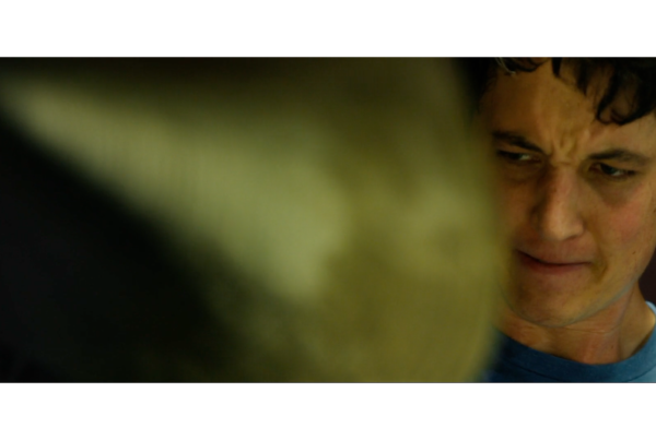 Andrew Neiman joue de la batterie avec les mains ensanglantées dans Whiplash, illustration de l'effort démesuré sans progression