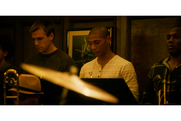 Terence Fletcher dirigeant son orchestre dans Whiplash, illustration de la tension entre exigence et maltraitance managériale